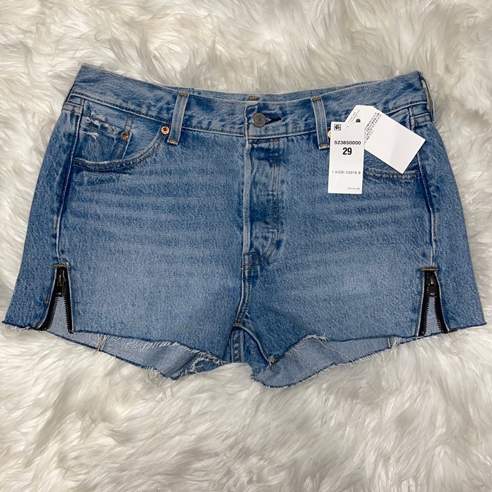 3 for $50🎉NWT Levi side zipper shorts